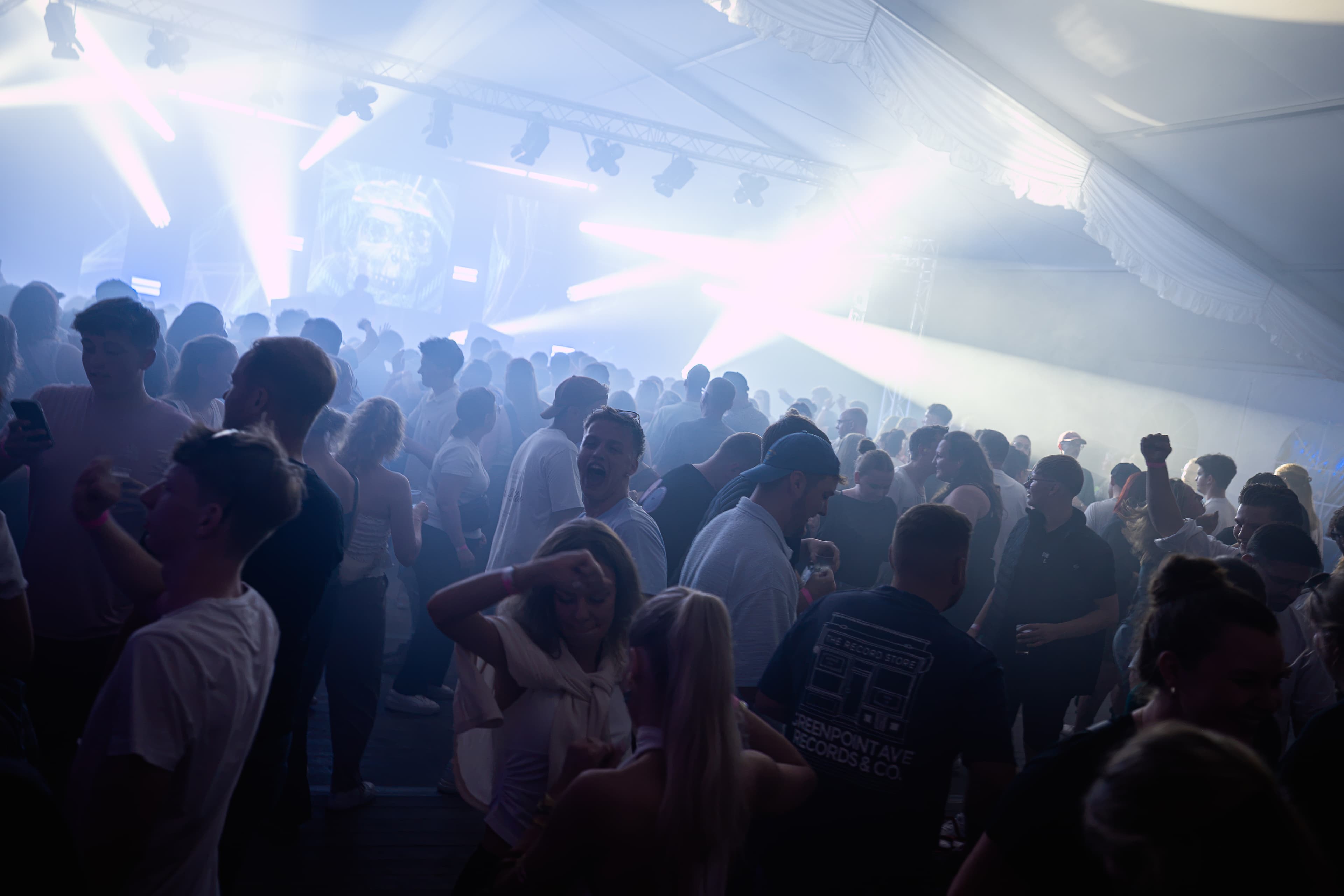 Besucher bei einem Live-Event mit Lichtshow